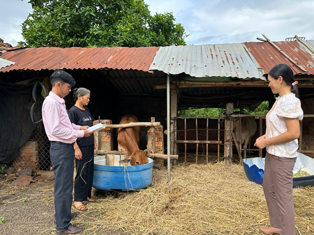 Hội LHPN xã Ea Phê thực hiện công tác kiểm tra, giám sát định kỳ việc sử dụng vốn sau khi vay